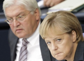 Pl&aacute;n představil ministr zahranič&iacute; Steinmeier, hlavn&iacute; soupeř Merkelov&eacute;.